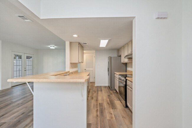 Building Photo - Spacious townhouse with large 2nd floor covered patio!