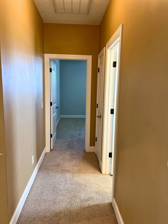 Building Photo - 4/2 with access to amenities, close to base!!