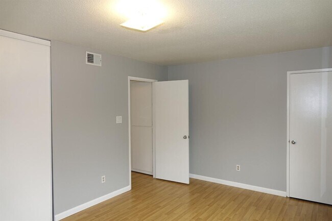 Building Photo - 8627 La Riviera Dr