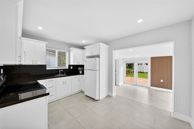 Building Photo - 7261 SW 21st St