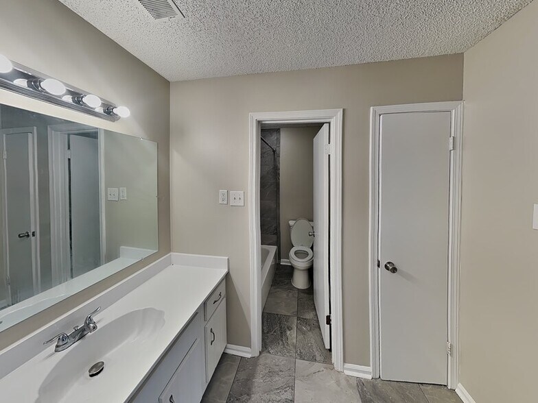 Building Photo - 1017 Hawkview Dr