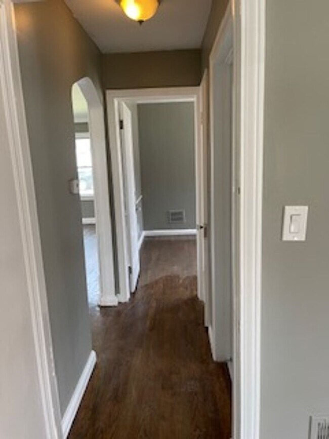 Building Photo - 3 bed 1 bath bungelow in Harper Woods with attached garage and basement