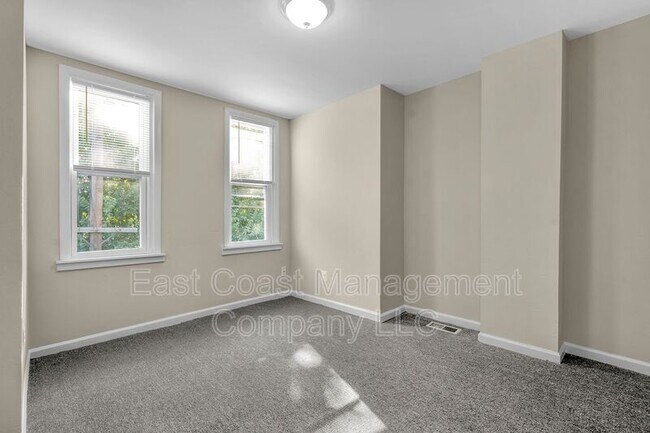 Building Photo - 425 N Curley St
