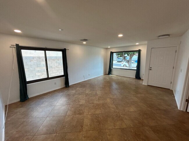 Building Photo - 3126 W Zachary Dr