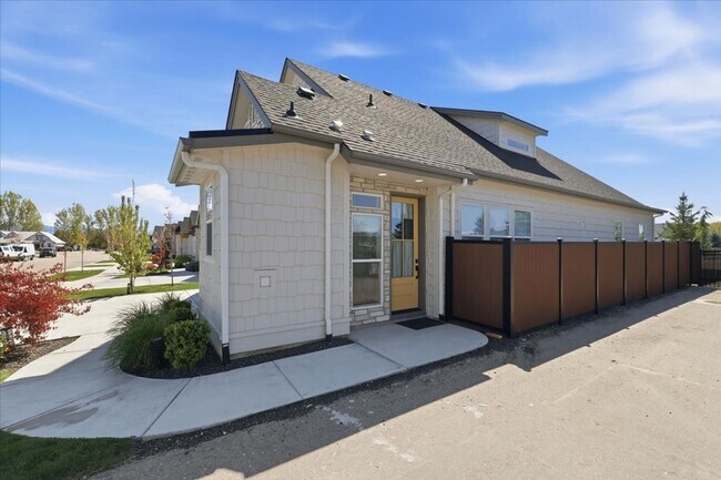 Building Photo - Heart of Eagle 3 Bed 2.5 Bath