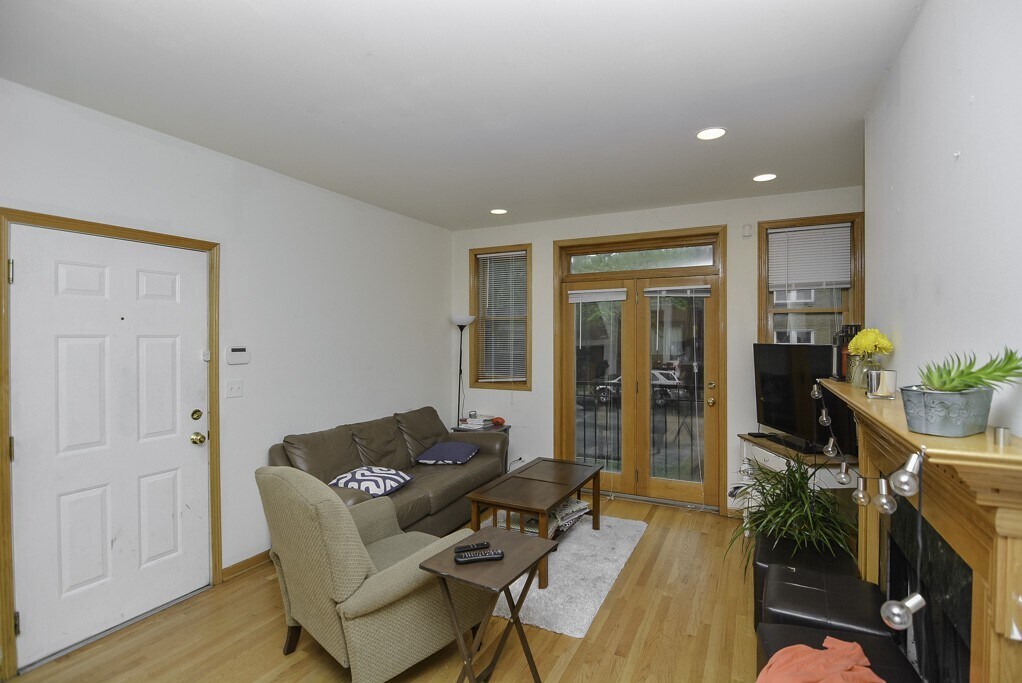 Building Photo - 3117 N Damen Ave