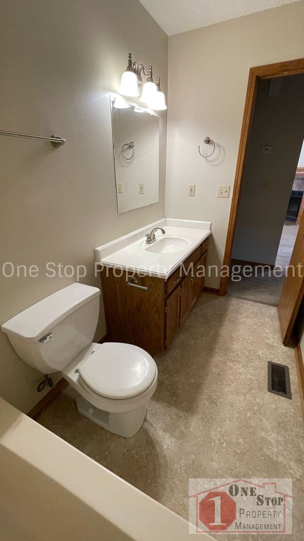 Building Photo - Spacious 3 bedroom, 2 bathroom duplex in K...