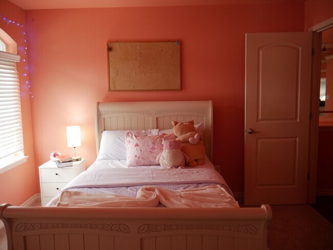 Building Photo - Beautiful, Fully Furnished, Maple Valley H...