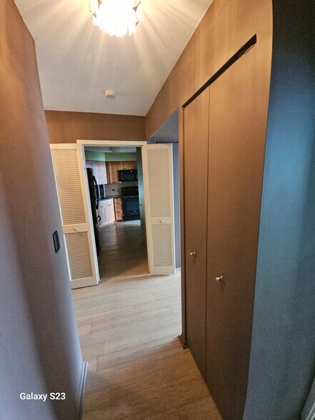 Building Photo - 6033 N Sheridan Rd