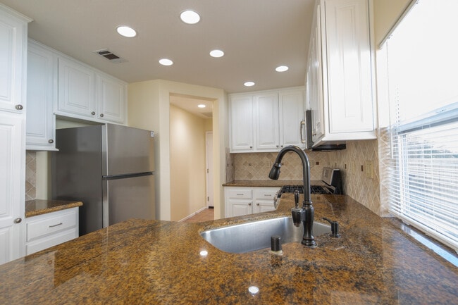 Building Photo - 1 Quebec