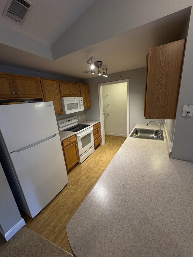 Building Photo - 2 Crestview Cir