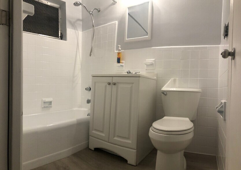 Building Photo - 3315 SW 9th Ter