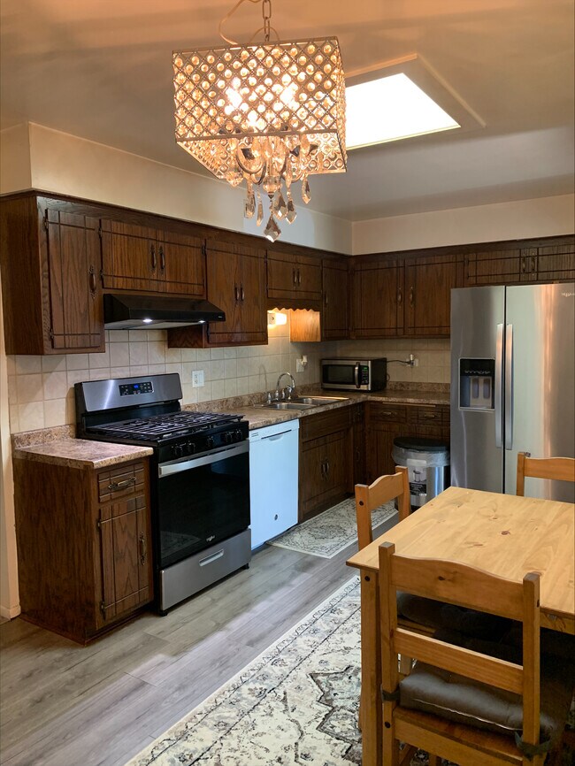 Building Photo - 15409 Begonia Ct