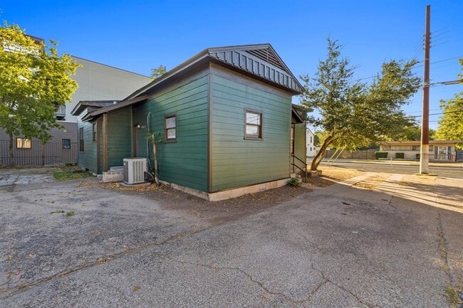 Building Photo - 1308 E 12th St