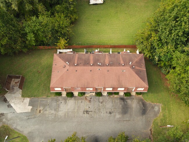 Building Photo - 716 Shawnee Dr