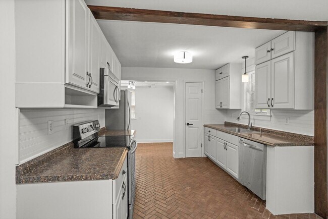 Building Photo - 1001 Horseshoe Dr