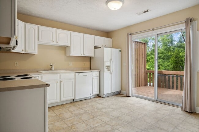 Building Photo - 3 bed/ 2 1/2 Bath.  Pet Friendly. Off Stre...