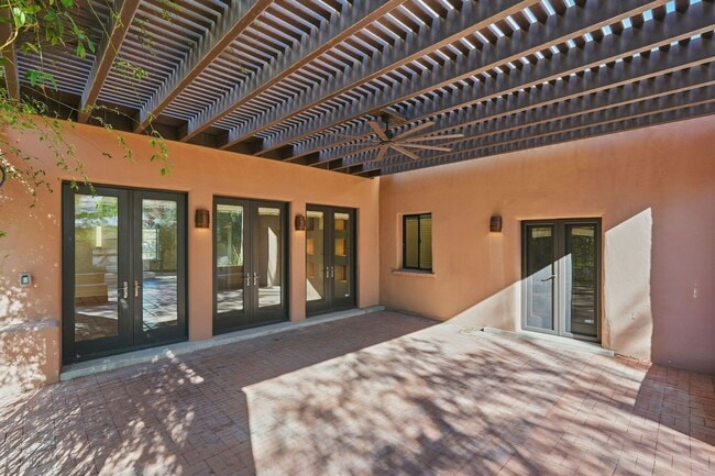 Building Photo - Elegant 3-Bedroom Home in Historic Tucson