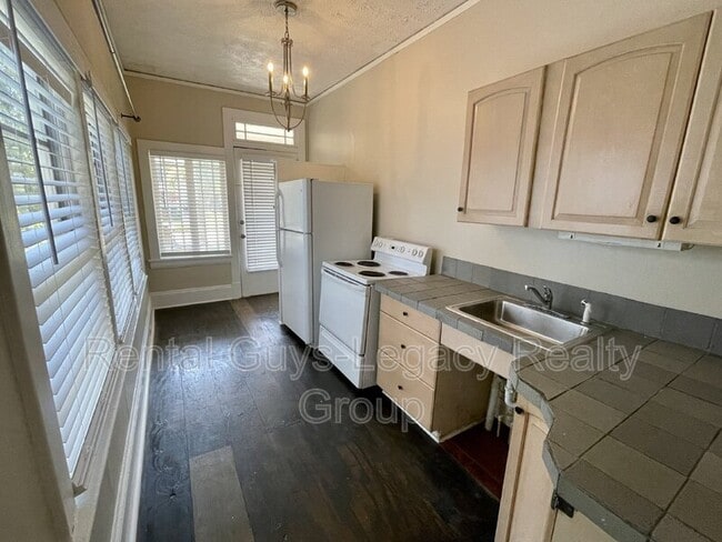 Building Photo - 2327 College St