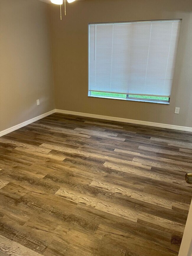 Building Photo - Annual Unfurnished Renovated Single-family Home near Mckibben Park!