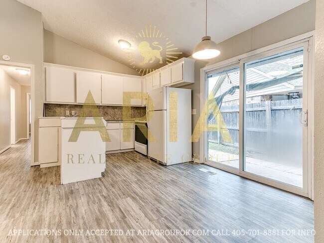Building Photo - 3 Bed/1.5 Bath Duplex in West Norman! AVAI...