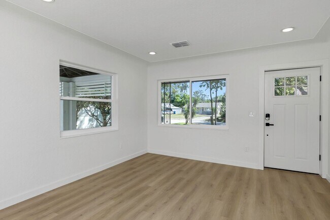 Building Photo - 2710 Boca Ciega Dr N