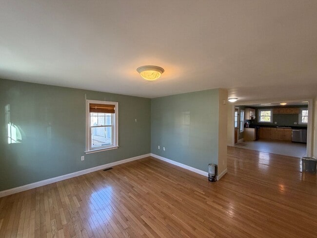 Building Photo - Move-In Ready Townhouse in North Billerica – Unbeatable Transit Access!