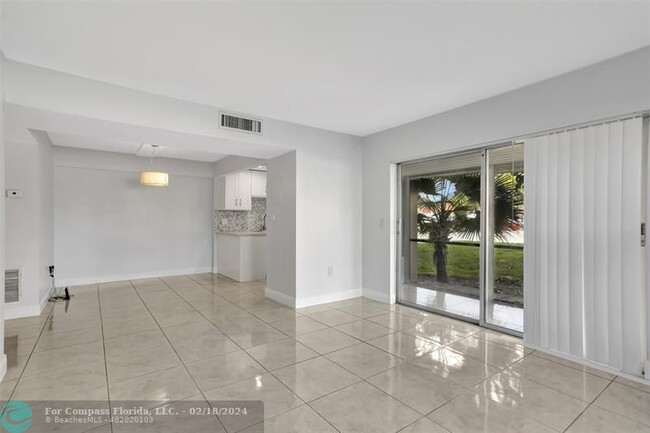 Building Photo - 4156 Inverrary Dr