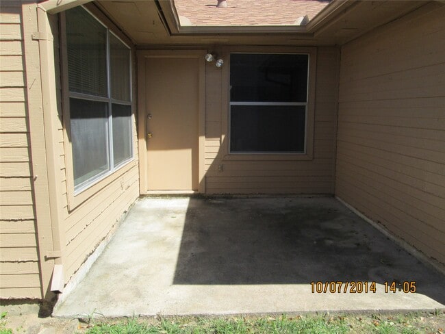 Building Photo - 19947 Mountain Dale Dr