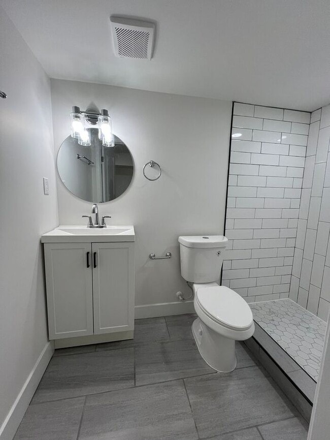 Building Photo - 3 bedrooms 2 bathrooms, 21218