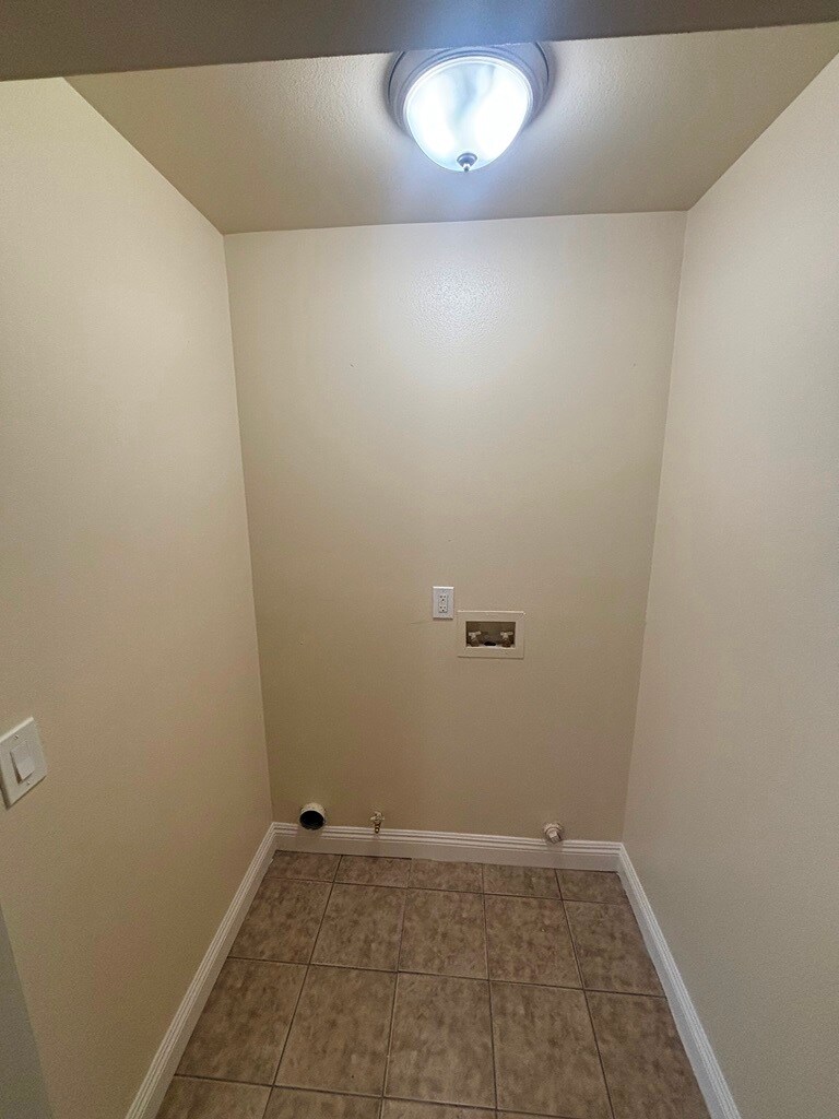 Building Photo - 620 W 52nd St