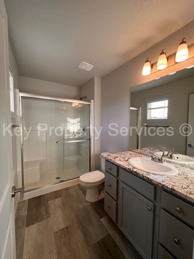 Building Photo - Woodland Townhome Just Minutes from i5