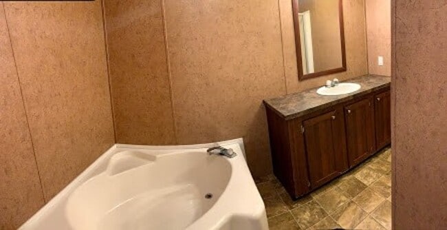 Building Photo - Large 3 BDR / 2 Bath home