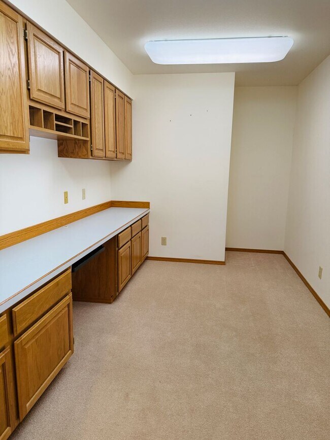 Building Photo - Cozy Home Feel, One Floor Living, Great Ba...