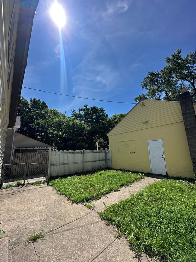 Building Photo - BEAUTIFUL NEWLY RENOVATED  3 BEDROOM HOUSE...