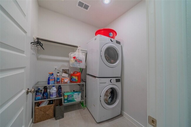 Building Photo - 21802 Blue Daisy Ct