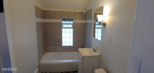 Building Photo - 3 br, 1 bath Apartment - 3374 N Richards St