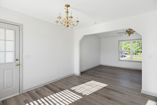 Building Photo - Beautifully Updated 3 bedroom, 2 bathroom Brick Ranch in Lexington