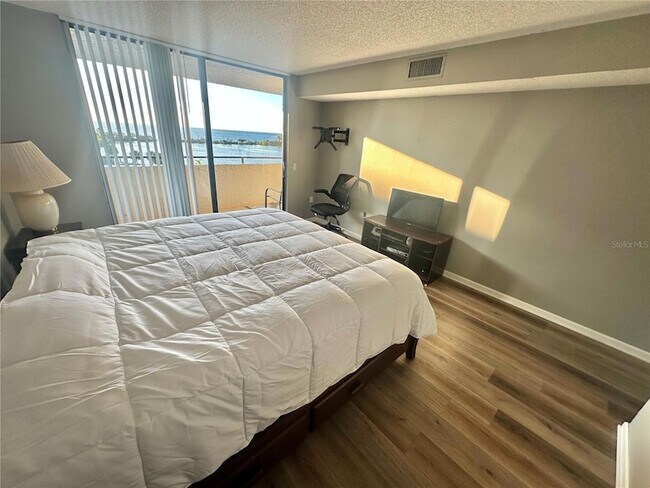 Building Photo - 6035 Sea Ranch Dr