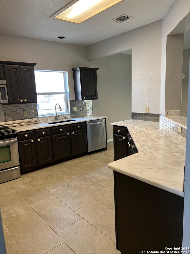 Building Photo - 4006 Legend Creek Dr