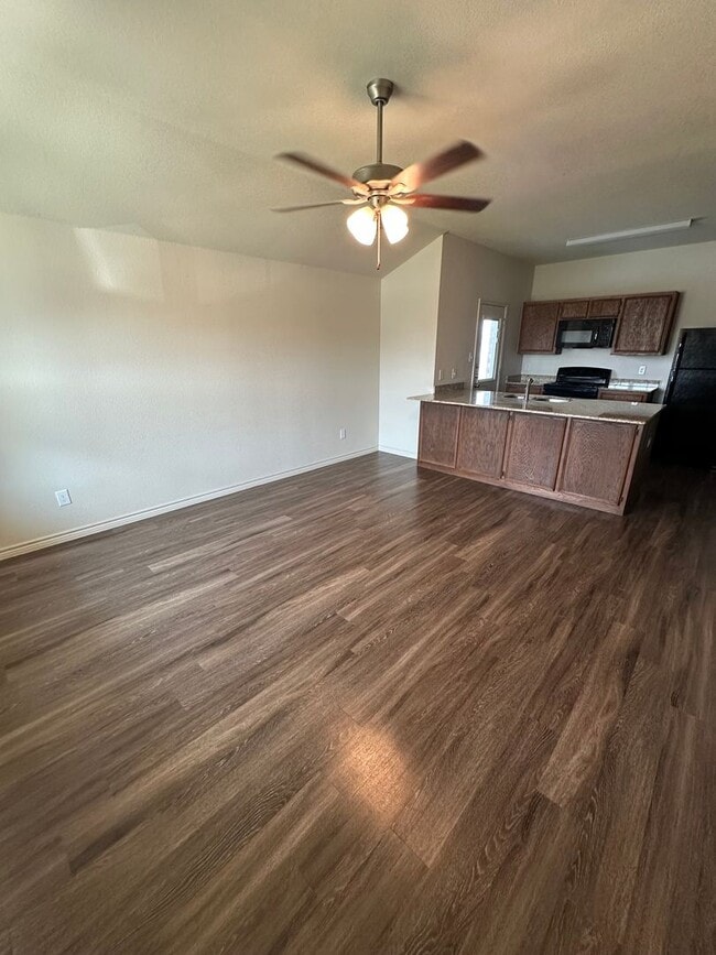 Building Photo - 3 Bedroom / 2 bathroom