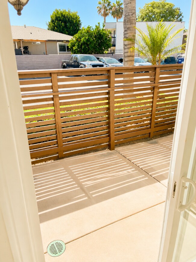 Building Photo - Beautiful Updated 2 Bed / 1.5 Bath Condo