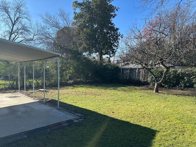 Building Photo - New listing! Beautifully maintained home in convenient location