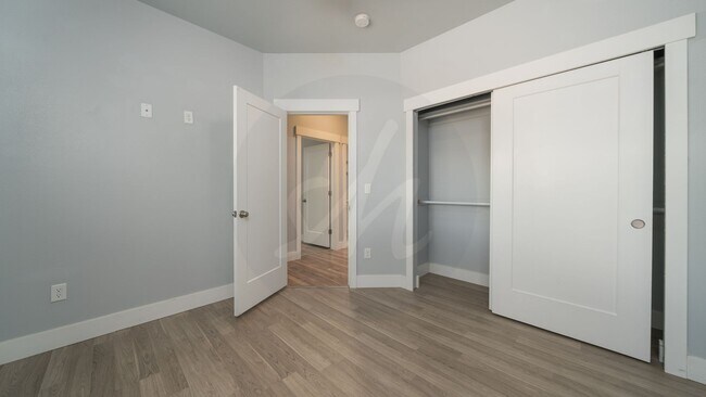 Building Photo - 2bd, 1 ba Rental Available Near Downtown C...