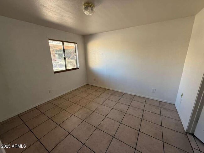 Building Photo - 712 E 17th St