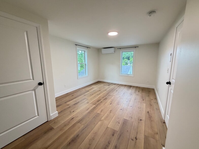 Building Photo - 20 Poirier Pl
