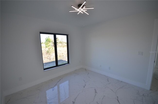 Building Photo - 1242 Hathor St E