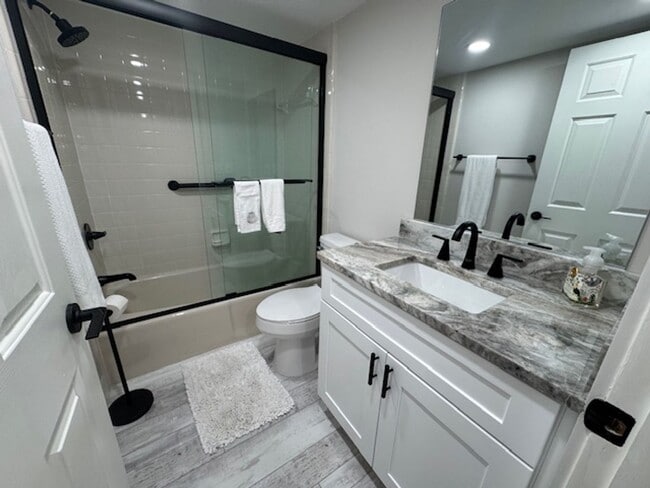 Building Photo - 2 bedroom 2 bathroom Seasonal in Punta Rassa