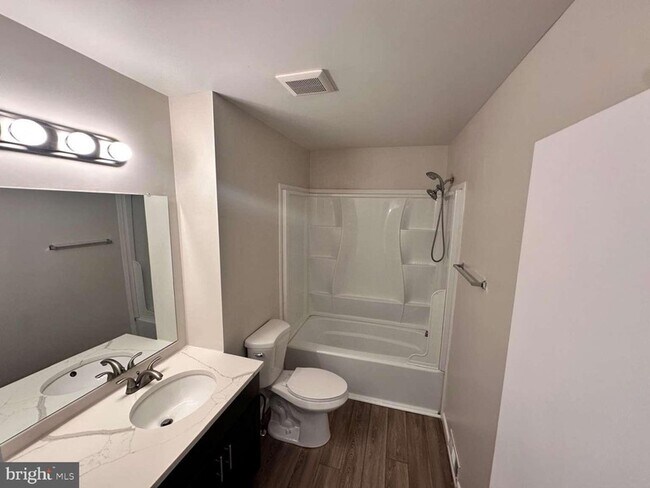 Building Photo - 1438 Boxwood Dr