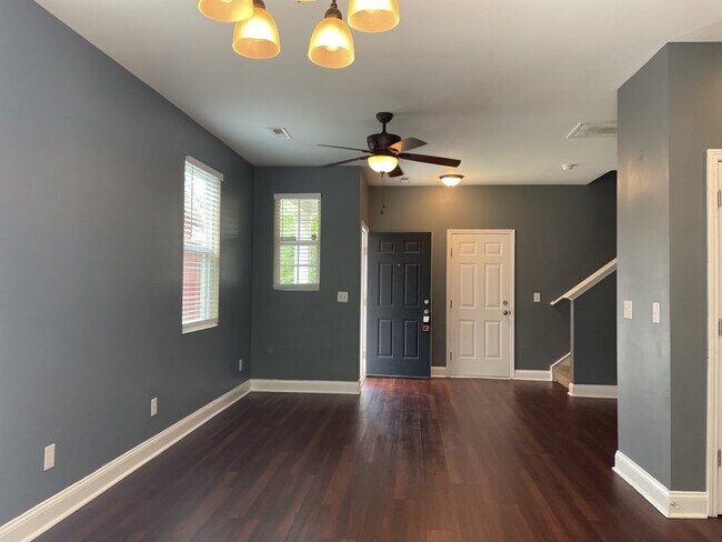 Building Photo - 8806 Shadowglen Dr